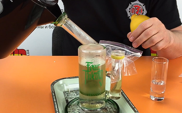 Чистка бонга кипятком и лимоном Чистка бонга кипятком с лимоном