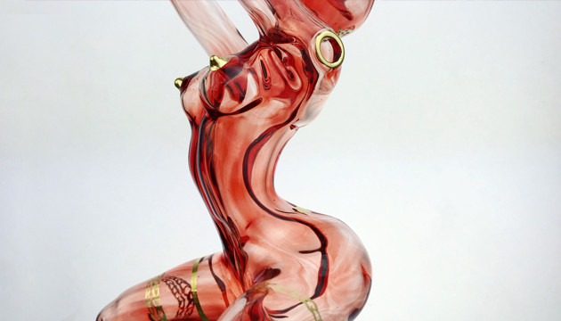 Бонг от художницы Сибел Юксек Бонг в форме девушки