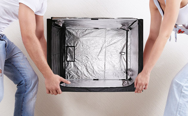 Помощь в сборке бокса Два человека собирают гроубокс