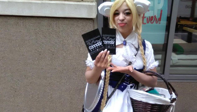 Сотрудница музея в Вашингтоне Работник музея