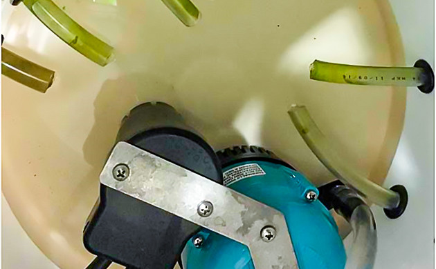 Работа водосборного ведра Слив воды по трубкам в ведро