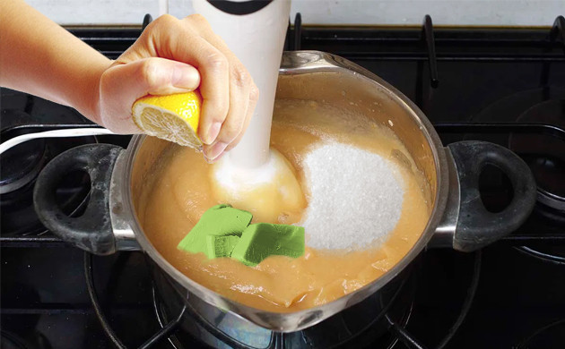 Смешивание яблочного пюре, сахара и канна-масла Измельчение яблок блендером