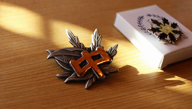 Значок с изображением конопли Школьный значок