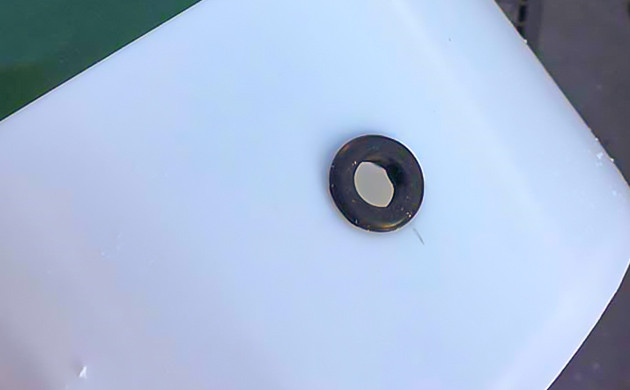 Подготовка ведра для слива дренажа Герметизация отверстия втулкой