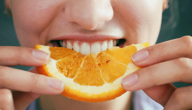 Цитрусы от сухости во рту Съесть апельсин