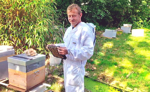 Создатель канна-меда Николас Трейнербисе Николас Трейнербисе с ульем