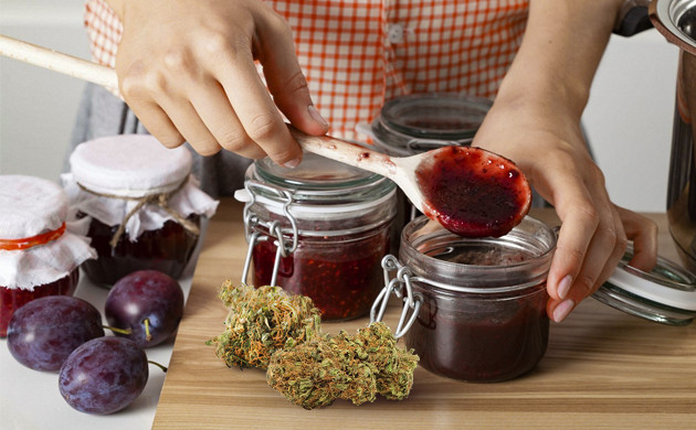 Смешивание канна-меда и варенья Банки с готовым джемом