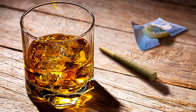 Марихуана или алкоголь перед сексом Алкоголь, конопля и презерватив на столе