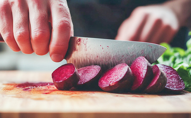 Свежую свеклу отделите от ботвы и очистите от кожицы Дольки свеклы к лимонному соку