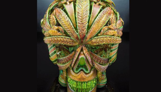 Бонг от Mr. Gray Slass с золотыми листьями конопли и драгоценными камнями Бонг в форме черепа