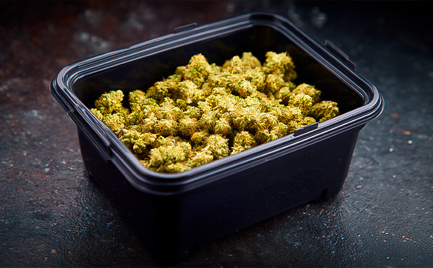 Использование герметичных непрозрачных контейнеров Что происходило с упаковкой кнопли в 2000-е годы