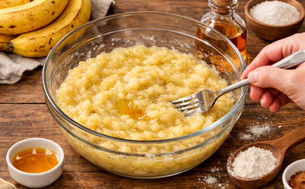 C помощью вилки размять 3 банана Пошаговая инструкция приготовления: шаг 2