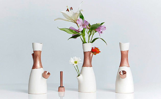 Добавление трав в воду для бонга Бонги в виде вазы