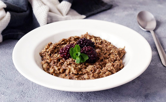 Каша с овсяными хлопьями и семенами конопли Тарелка конопляно-овсяной каши с ягодами