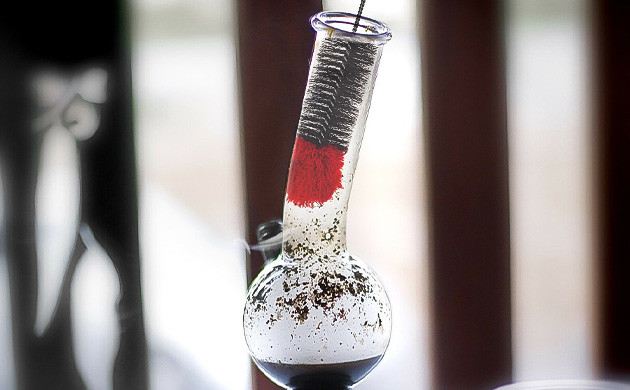 Чистка бонга щеткой Чистка бонга щеточкой