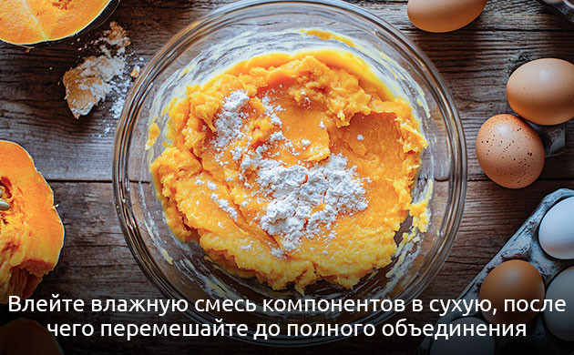 Объединение смесей канна-блинов Смешивание теста для канна-блинов