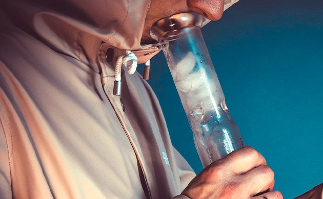 Вдох дыма от мунрока из бонга Безопасное использование бонга с мунроком