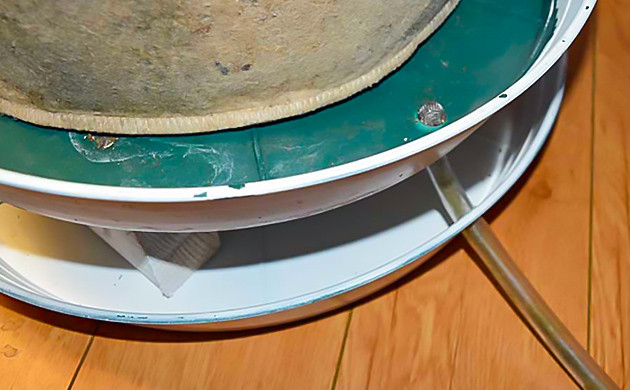 Установка сливной трубки Сливная трубка продетая через тарелки