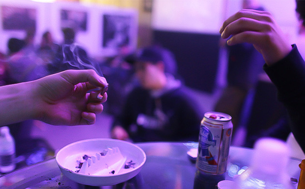 Совместная дегустация самокрутки Общение с друзьями