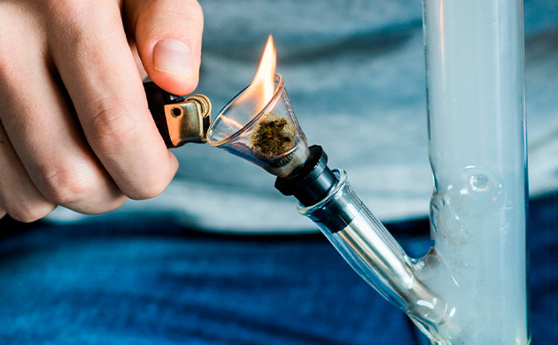 Нагревание бонга зажигалкой Расплавленный лунный камень